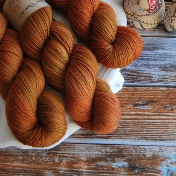 une-louve-dans-les-bois-2-merino-artisanal-teinte-main-twist-cassonade