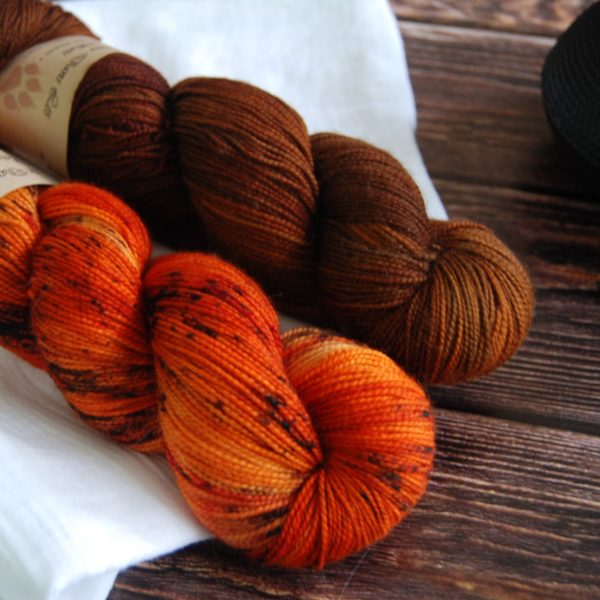 une-louve-dans-les-bois-2-merino-artisanal-teinte-main-twist-sock-au-coin-du-feu-l-odeur-du-bois