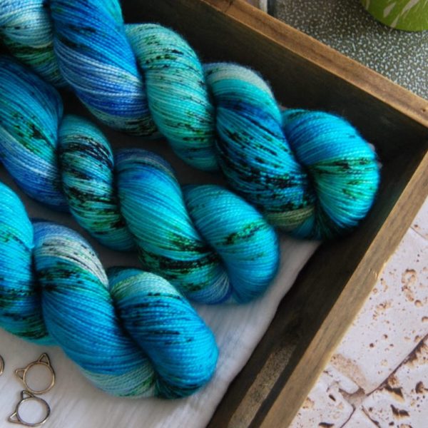 une-louve-dans-les-bois-2-merino-artisanal-teinte-main-twist-sock-aux_caraibes