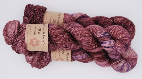 une-louve-dans-les-bois-2-merino-artisanal-teinte-main-twist-sock-blueberry-sorbet