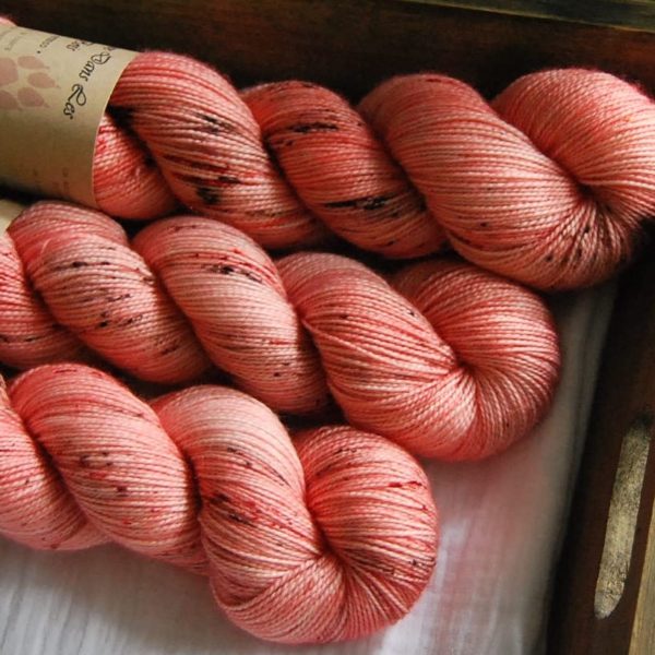 une-louve-dans-les-bois-2-merino-artisanal-teinte-main-twist-sock-caliente