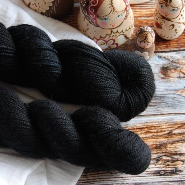 une-louve-dans-les-bois-2-merino-artisanal-teinte-main-twist-sock-clair-obscur