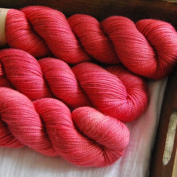 une-louve-dans-les-bois-2-merino-artisanal-teinte-main-twist-sock-coeur-de-cerise