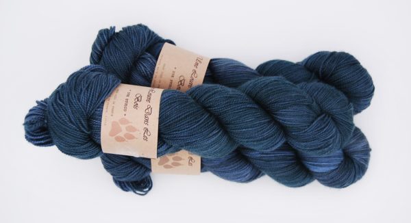 une-louve-dans-les-bois-2-merino-artisanal-teinte-main-twist-sock-dans-les-profondeurs