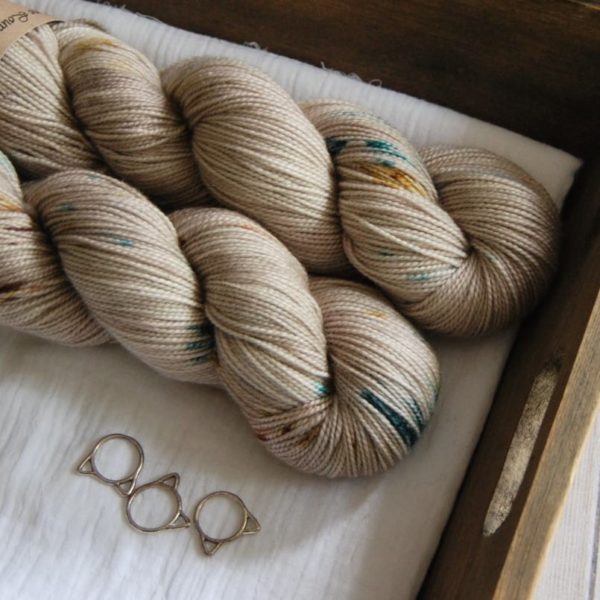 une-louve-dans-les-bois-2-merino-artisanal-teinte-main-twist-sock-en-amoureux-sur-la-plage