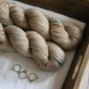 une-louve-dans-les-bois-2-merino-artisanal-teinte-main-twist-sock-en-amoureux-sur-la-plage une-louve-dans-les-bois-2-merino-artisanal-teinte-main-twist-sock-en-amoureux-sur-la-plage