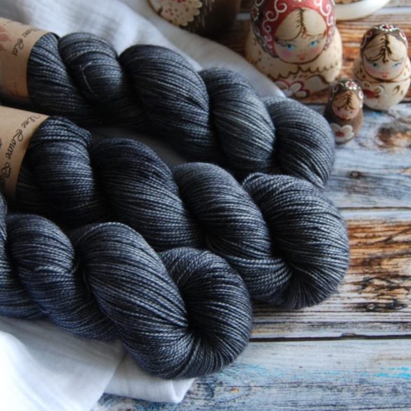 une-louve-dans-les-bois-2-merino-artisanal-teinte-main-twist-sock-graphite