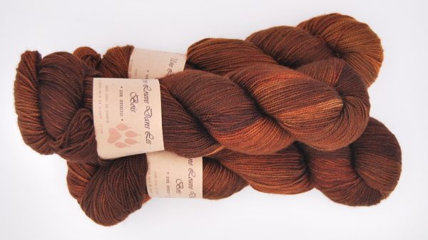 une-louve-dans-les-bois-2-merino-artisanal-teinte-main-twist-sock-l-odeur-du-bois