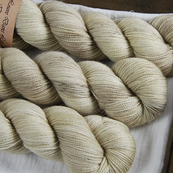 une-louve-dans-les-bois-2-merino-artisanal-teinte-main-twist-sock-latte