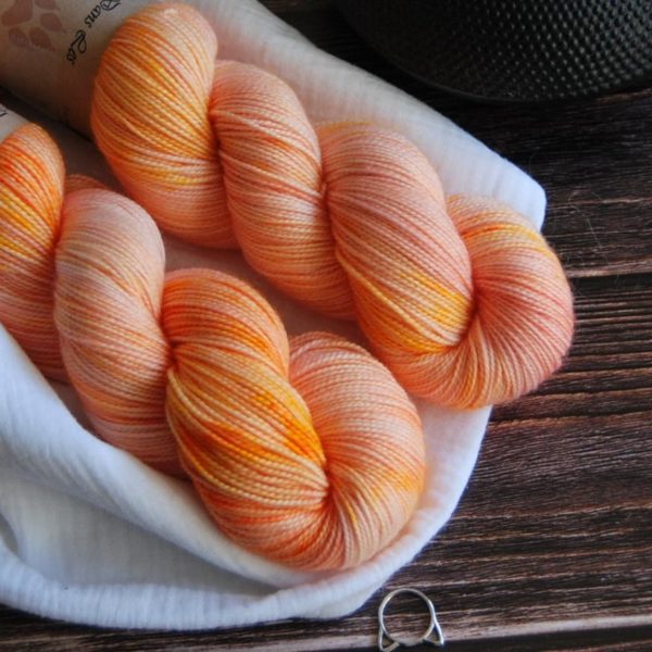 une-louve-dans-les-bois-2-merino-artisanal-teinte-main-twist-sock-marmelade-d-agrumes