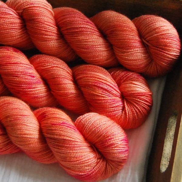 une-louve-dans-les-bois-2-merino-artisanal-teinte-main-twist-sock-palais-des-vents