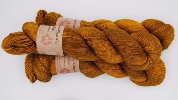 une-louve-dans-les-bois-2-merino-artisanal-teinte-main-twist-sock-ruee-l-or