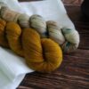 une-louve-dans-les-bois-2-merino-artisanal-teinte-main-twist-sock-ruee-vers-l-or-en-amoureux-sur-la-plage une-louve-dans-les-bois-2-merino-artisanal-teinte-main-twist-sock-ruee-vers-l-or-en-amoureux-sur-la-plage