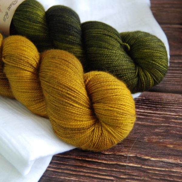 une-louve-dans-les-bois-2-merino-artisanal-teinte-main-twist-sock-ruee-vers-l-or-foret-noire