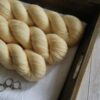 une-louve-dans-les-bois-2-merino-artisanal-teinte-main-twist-sock-soleil-de-minuit une-louve-dans-les-bois-2-merino-artisanal-teinte-main-twist-sock-soleil-de-minuit