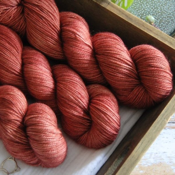 une-louve-dans-les-bois-2-merino-artisanal-teinte-main-twist-sock-tea-time