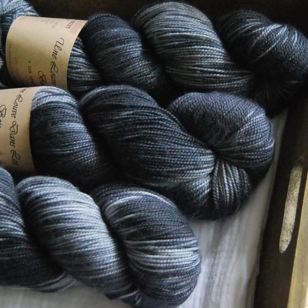 une-louve-dans-les-bois-2-merino-artisanal-teinte-main-twist-sock-tungstene