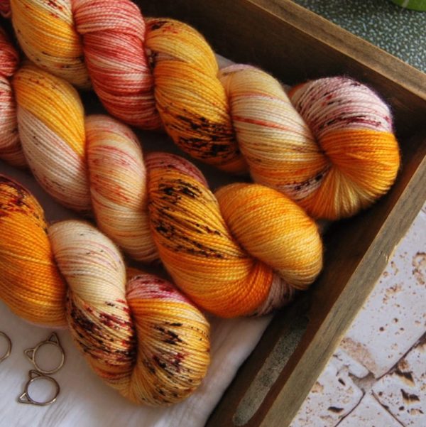 une-louve-dans-les-bois-2-merino-artisanal-teinte-main-twist-sock-waiting_for_summer