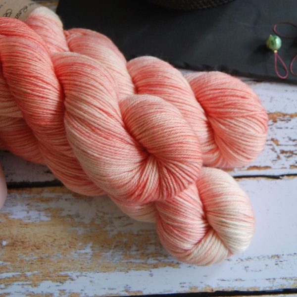 une-louve-dans-les-bois-3-laine-artisanal-teinte-main-DK-merino-coral-bay