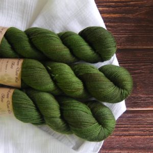 une-louve-dans-les-bois-3-laine-artisanal-teinte-main-DK-merino-foret-noire