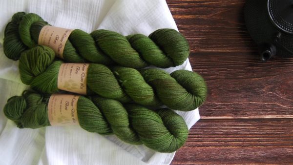 une-louve-dans-les-bois-3-laine-artisanal-teinte-main-DK-merino-foret-noire