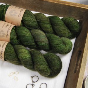 une-louve-dans-les-bois-3-laine-artisanal-teinte-main-merino-single-broceliande