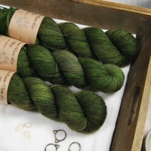 une-louve-dans-les-bois-3-laine-artisanal-teinte-main-merino-single-broceliande une-louve-dans-les-bois-3-laine-artisanal-teinte-main-merino-single-broceliande