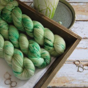 une-louve-dans-les-bois-3-laine-artisanal-teinte-main-single-merino-mojito