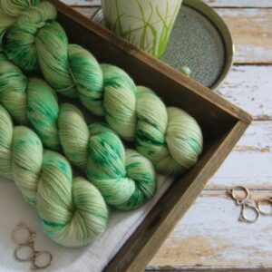 une-louve-dans-les-bois-3-laine-artisanal-teinte-main-single-merino-mojito une-louve-dans-les-bois-3-laine-artisanal-teinte-main-single-merino-mojito