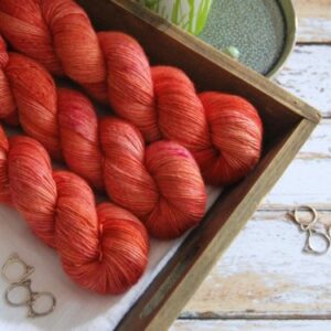 une-louve-dans-les-bois-3-laine-artisanal-teinte-main-single-merino-palais-des-vents une-louve-dans-les-bois-3-laine-artisanal-teinte-main-single-merino-palais-des-vents