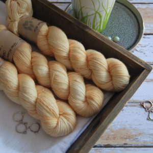 une-louve-dans-les-bois-3-laine-artisanal-teinte-main-single-merino-soleil-de-minuit