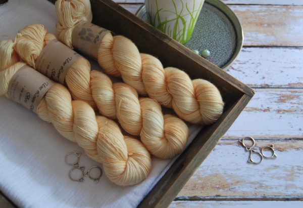 une-louve-dans-les-bois-3-laine-artisanal-teinte-main-single-merino-soleil-de-minuit