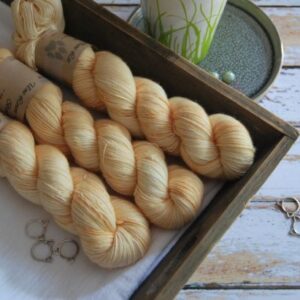 une-louve-dans-les-bois-3-laine-artisanal-teinte-main-single-merino-soleil-de-minuit une-louve-dans-les-bois-3-laine-artisanal-teinte-main-single-merino-soleil-de-minuit