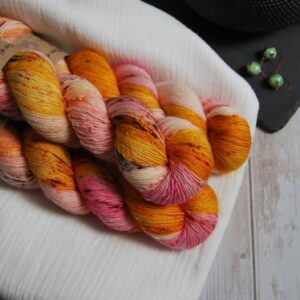 une-louve-dans-les-bois-3-laine-artisanal-teinte-main-single-merino-waiting-for-summer une-louve-dans-les-bois-3-laine-artisanal-teinte-main-single-merino-waiting-for-summer