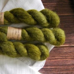 une-louve-dans-les-bois-3-laine-artisanal-teinte-main-suri-alpaga-foret-noire une-louve-dans-les-bois-3-laine-artisanal-teinte-main-suri-alpaga-foret-noire