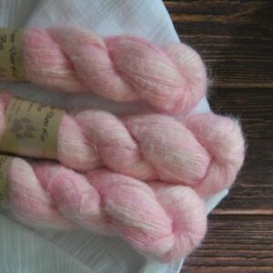 une-louve-dans-les-bois-3-laine-artisanal-teinte-main-suri-alpaga-little-lady une-louve-dans-les-bois-3-laine-artisanal-teinte-main-suri-alpaga-little-lady