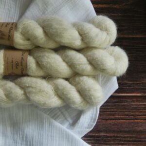 une-louve-dans-les-bois-3-laine-artisanal-teinte-main-suri-alpaga-mer-d-amundsen une-louve-dans-les-bois-3-laine-artisanal-teinte-main-suri-alpaga-mer-d-amundsen
