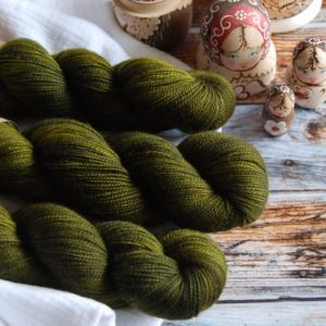 une-louve-dans-les-bois-3-laine-artisanal-teinte-main-twist-sock-foret-noire