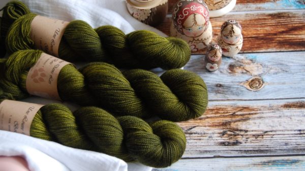 une-louve-dans-les-bois-3-laine-artisanal-teinte-main-twist-sock-foret-noire