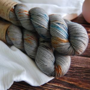 une-louve-dans-les-bois-3-merino-artisanal-teinte-main-fine-sock-epaves-en-mer-d-iroise