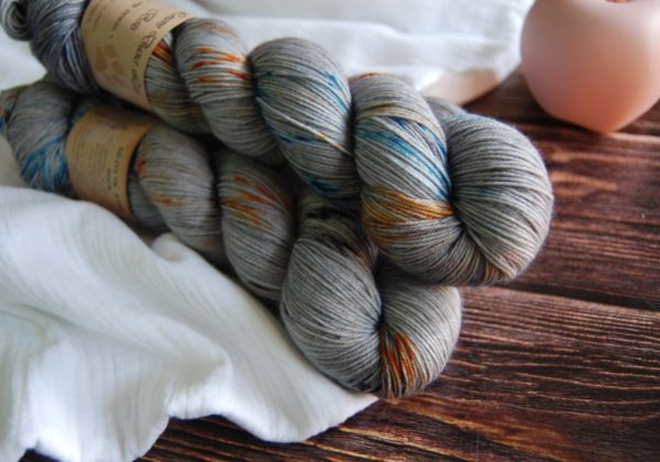 une-louve-dans-les-bois-3-merino-artisanal-teinte-main-fine-sock-epaves-en-mer-d-iroise