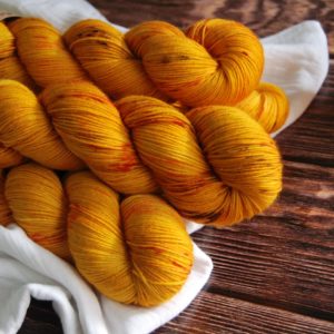 une-louve-dans-les-bois-3-merino-artisanal-teinte-main-fine-sock-les-tournesols