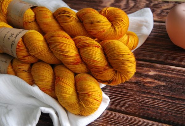 une-louve-dans-les-bois-3-merino-artisanal-teinte-main-fine-sock-les-tournesols