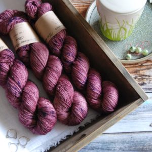 une-louve-dans-les-bois-3-merino-artisanal-teinte-main-single-blueberry-sorbet