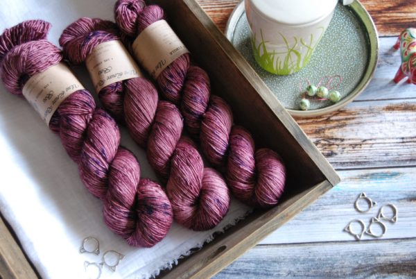 une-louve-dans-les-bois-3-merino-artisanal-teinte-main-single-blueberry-sorbet