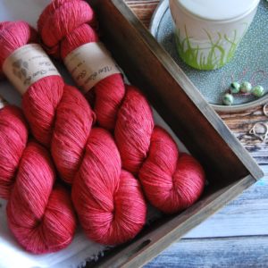 une-louve-dans-les-bois-3-merino-artisanal-teinte-main-single-coeur-de-cerise