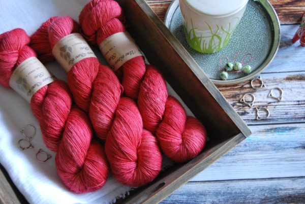 une-louve-dans-les-bois-3-merino-artisanal-teinte-main-single-coeur-de-cerise