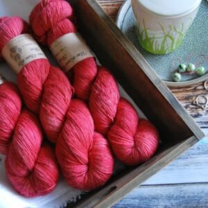 une-louve-dans-les-bois-3-merino-artisanal-teinte-main-single-coeur-de-cerise une-louve-dans-les-bois-3-merino-artisanal-teinte-main-single-coeur-de-cerise