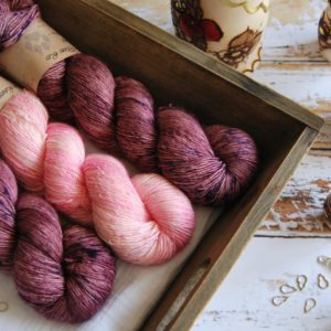 une-louve-dans-les-bois-3-merino-artisanal-teinte-main-single-jolies-fleurs-blueberry-sorbet-little-lady