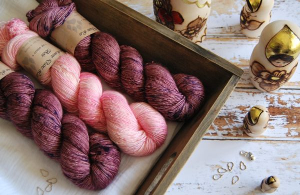 une-louve-dans-les-bois-3-merino-artisanal-teinte-main-single-jolies-fleurs-blueberry-sorbet-little-lady